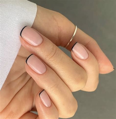 uñas nude con negro|Uñas nude con negro